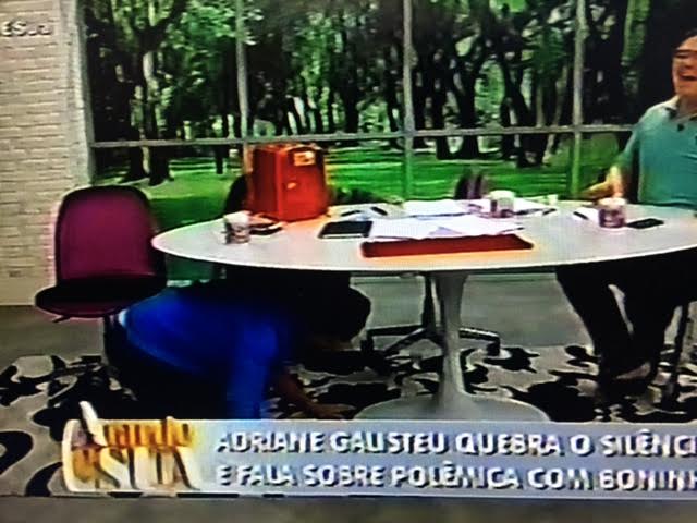 Jornalista conta fofoca envolvendo Adriane Galisteu e Sonia Abrão se esconde embaixo da mesa