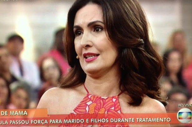 Fátima Bernardes chora com convidada que superou câncer
