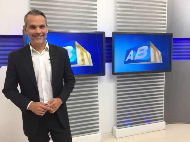 Alexandre Farias, apresentador do ABTV, é atingido por bala perdida (Globo)