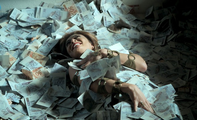 Bibi (Juliana Paes) posa nadando em dinheiro em A Forca do Querer