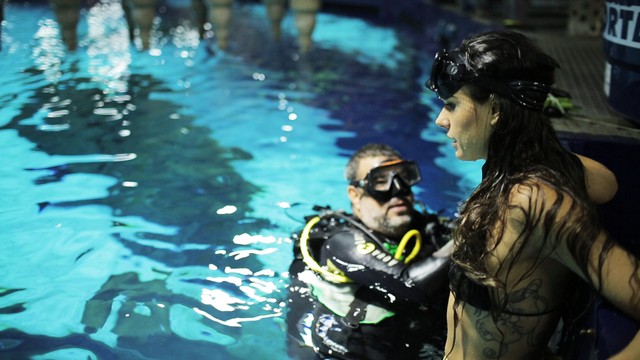 Isis Valverde realizou cenas para A Forca do Querer em aquario do Rio de Janeiro