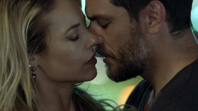 Jeiza (Paolla Oliveira) e Caio (Rodrigo Lombardi) se beijam em A Forca do Querer