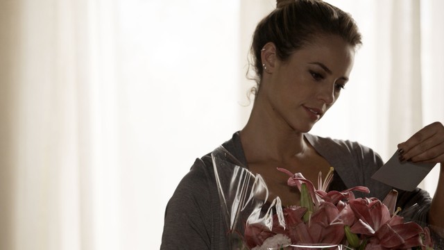Jeiza (Paolla Oliveira) ganha flores de Caio (Rodrigo Lombardi) em A Forca do Querer