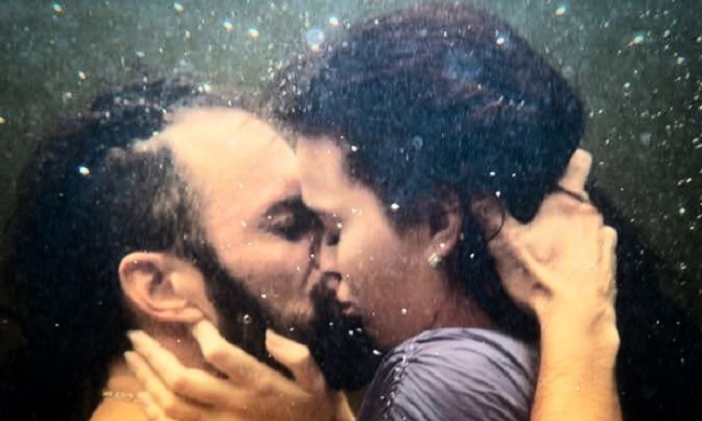 Bruna Marquezine e José Fidalgo se beijam em Deus Salve o Rei