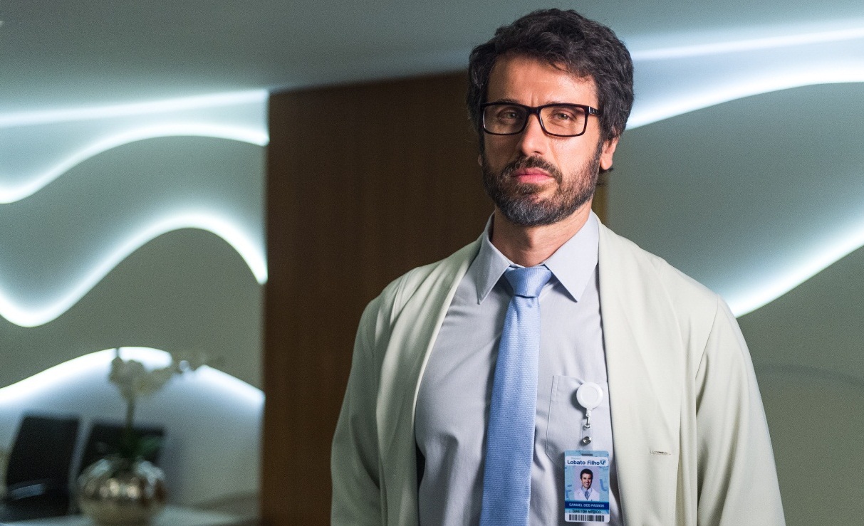Eriberto Leão interpreta médico homossexual em novela das 21 horas (Reprodução/TV Globo)