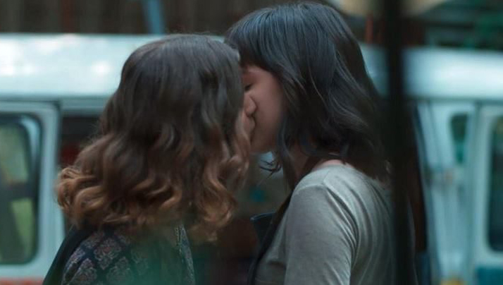 Samantha e Lica trocam carícias em trama teen (Reprodução/TV Globo)