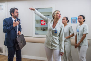 Samuel (Eriberto Leão) cumprimenta Suzy (Ellen Rocche) e ela grita no hospital que o marido é gay.