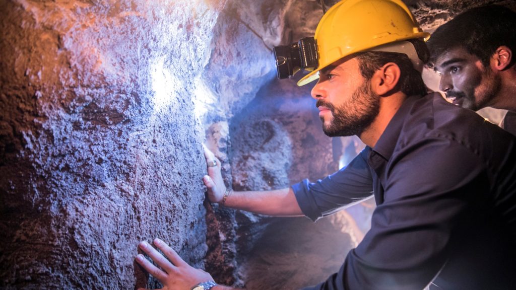 Amaro (Pedro Carvalho) examina a pedra e Xodó (Anderson Tomazini) o orienta dentro da mina. (Divulgação/ TV Globo)