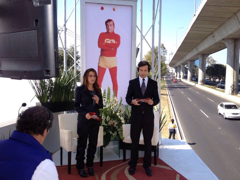Rodrigo Massa conduziu a homenagem ao Roberto Bolanõs na cobertura da morte do astro mexicano pela Televisa (Divulgação)