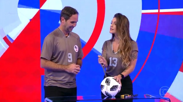Caio Ribeiro e Barbara Labres rasgam bola da Copa do Mundo, no Central da Copa