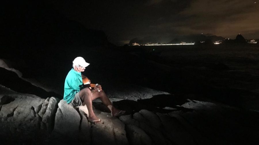 Jonas, que se isolou em uma ilha, no Rio de Janeiro no Globo Repórter