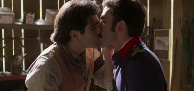 Luccino e Otávio se beijam