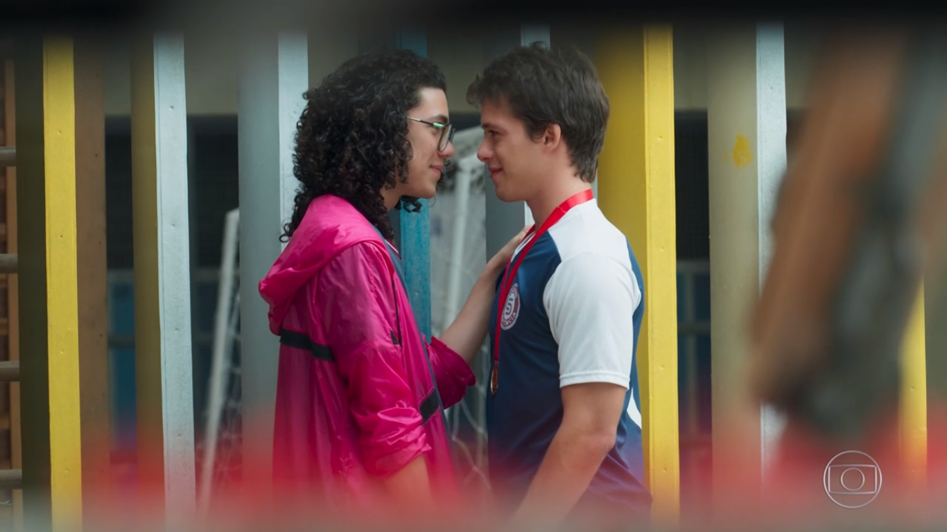 Michael e Santiago se beijam em Malhação: Vidas Brasileiras