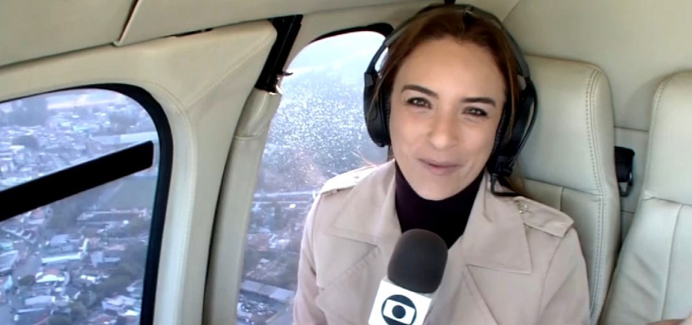 A repórter Veruska Donato se desesperou com porta do helicóptero aberta (Foto: Reprodução)
