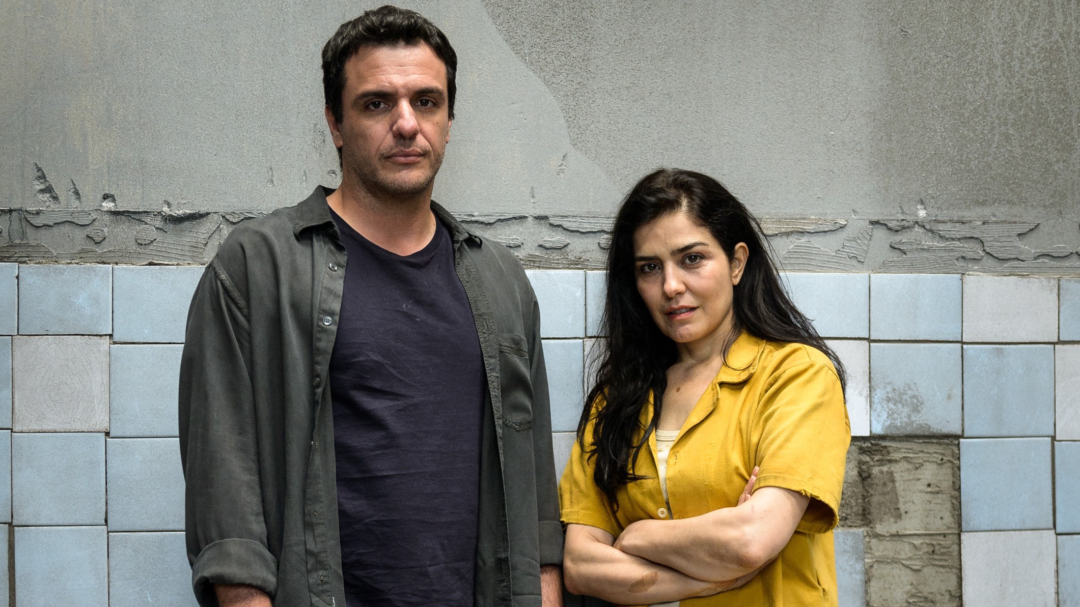 Erika (Letícia Sabatella) e Adriano (Rodrigo Lombardi) em Carcereiros (Foto: Globo/Ramón Vasconcelos)