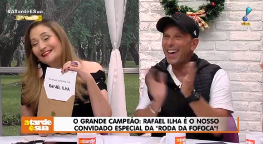 Sonia Abrão e Rafael Ilha no A Tarde É Sua (Foto: Reprodução / RedeTV!)