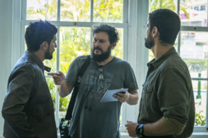 Renato Goes e Bruno Cabrerizo conversam com o diretor Gustavo Fernandéz, de Órfãos da Terra