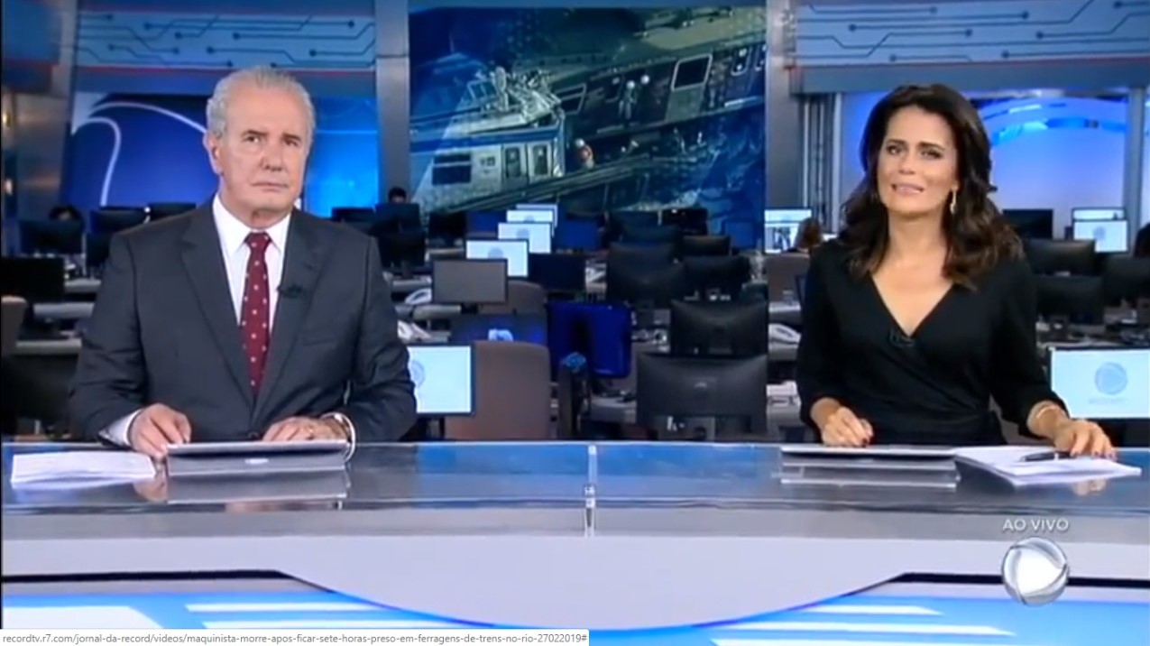 Adriana Araújo e Celso Freitas e Adriana Araújo na bancada do Jornal da Record