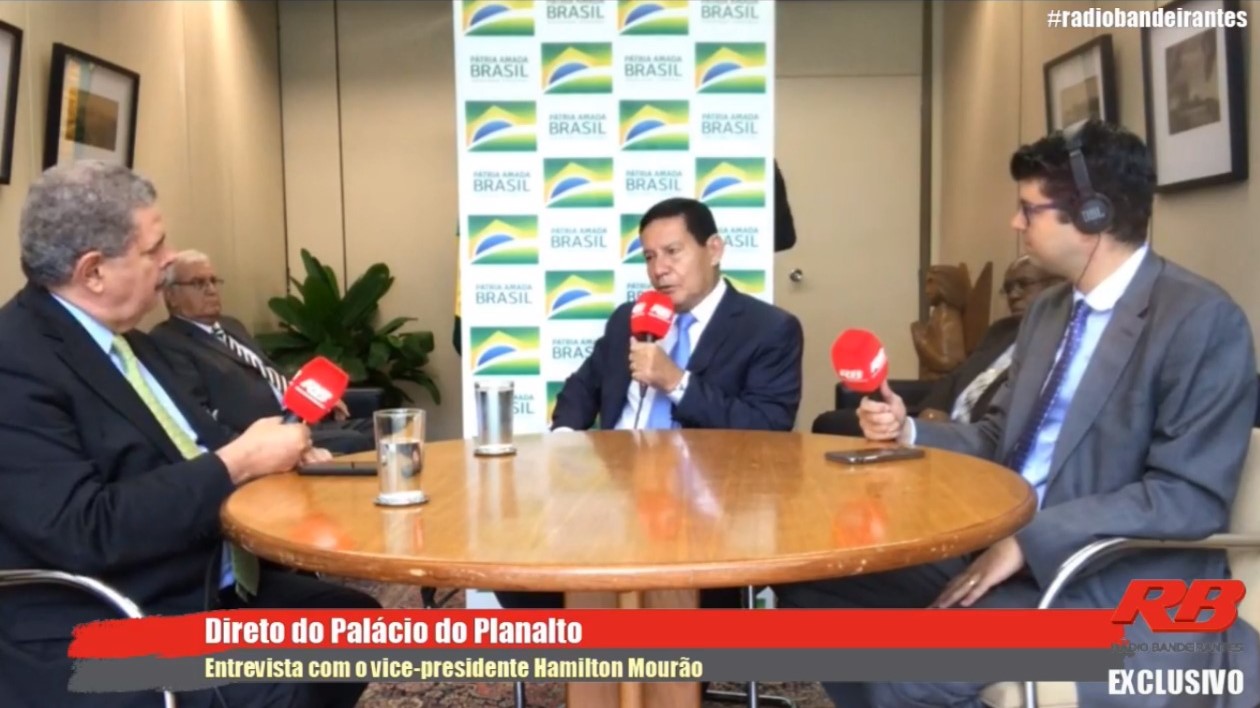 Vice-presidente Hamilton Mourão durante entrevista para Rádio Bandeirantes