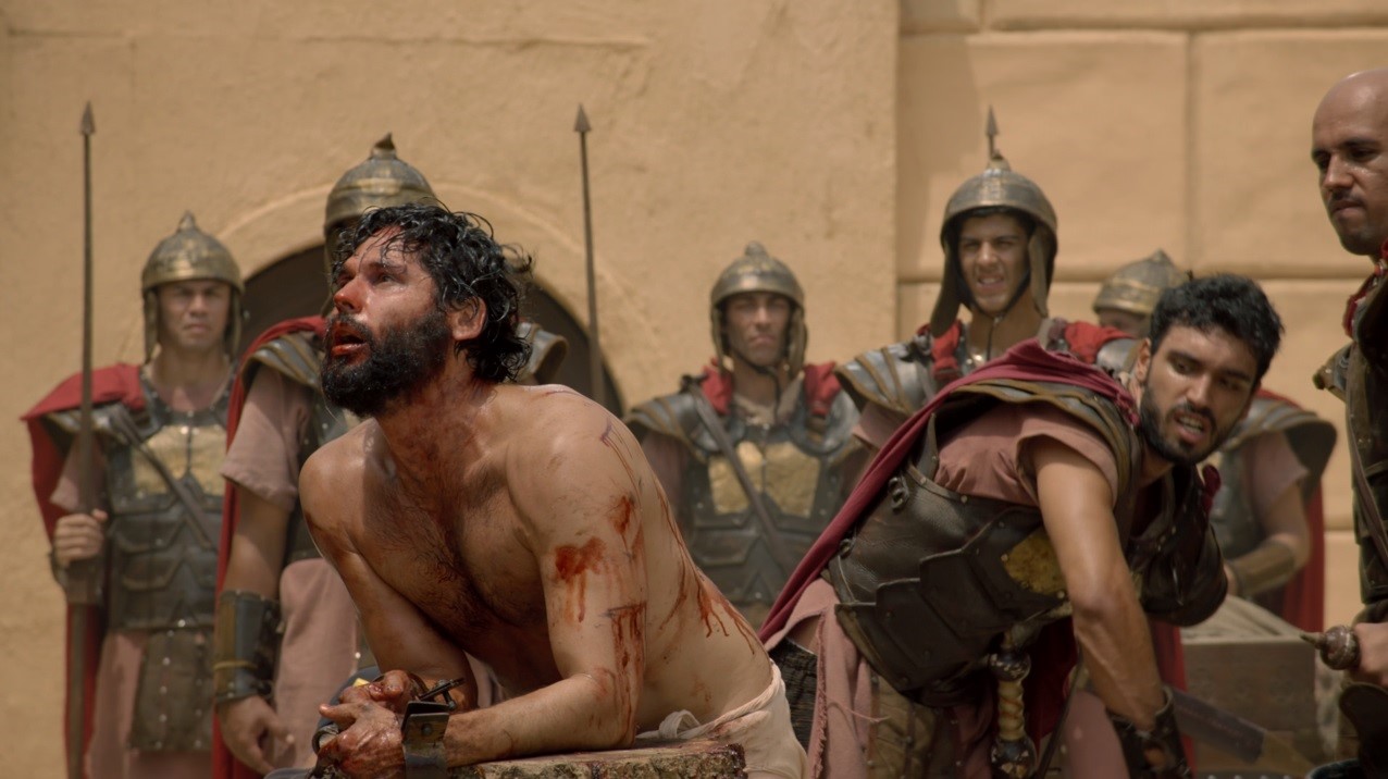 Jesus, interpretado por Dudu Azevedo, recebendo chicotadas dos soldados romanos