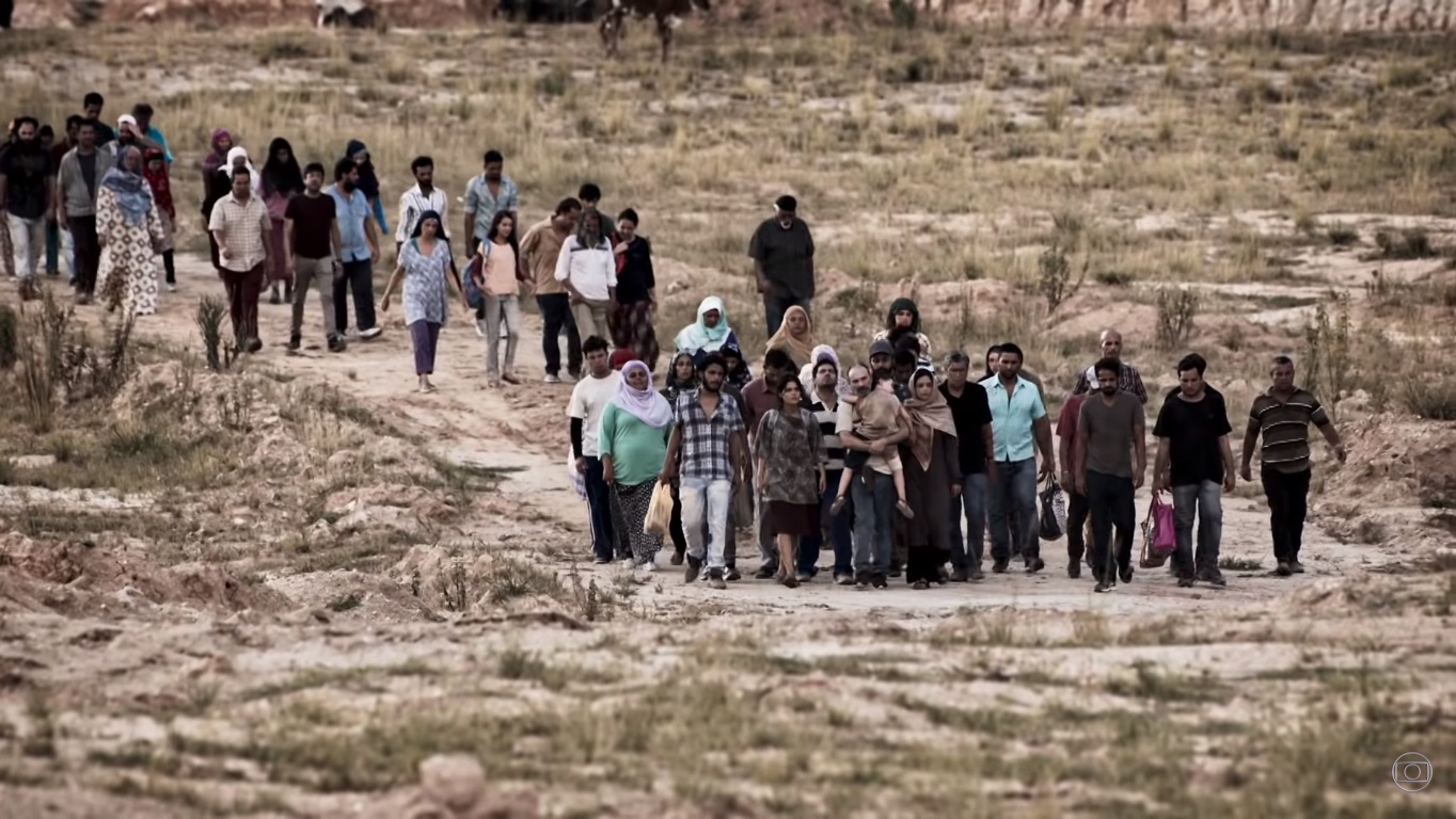 Grupo de refugiados durante sua primeira travessia em Órfãos da Terra