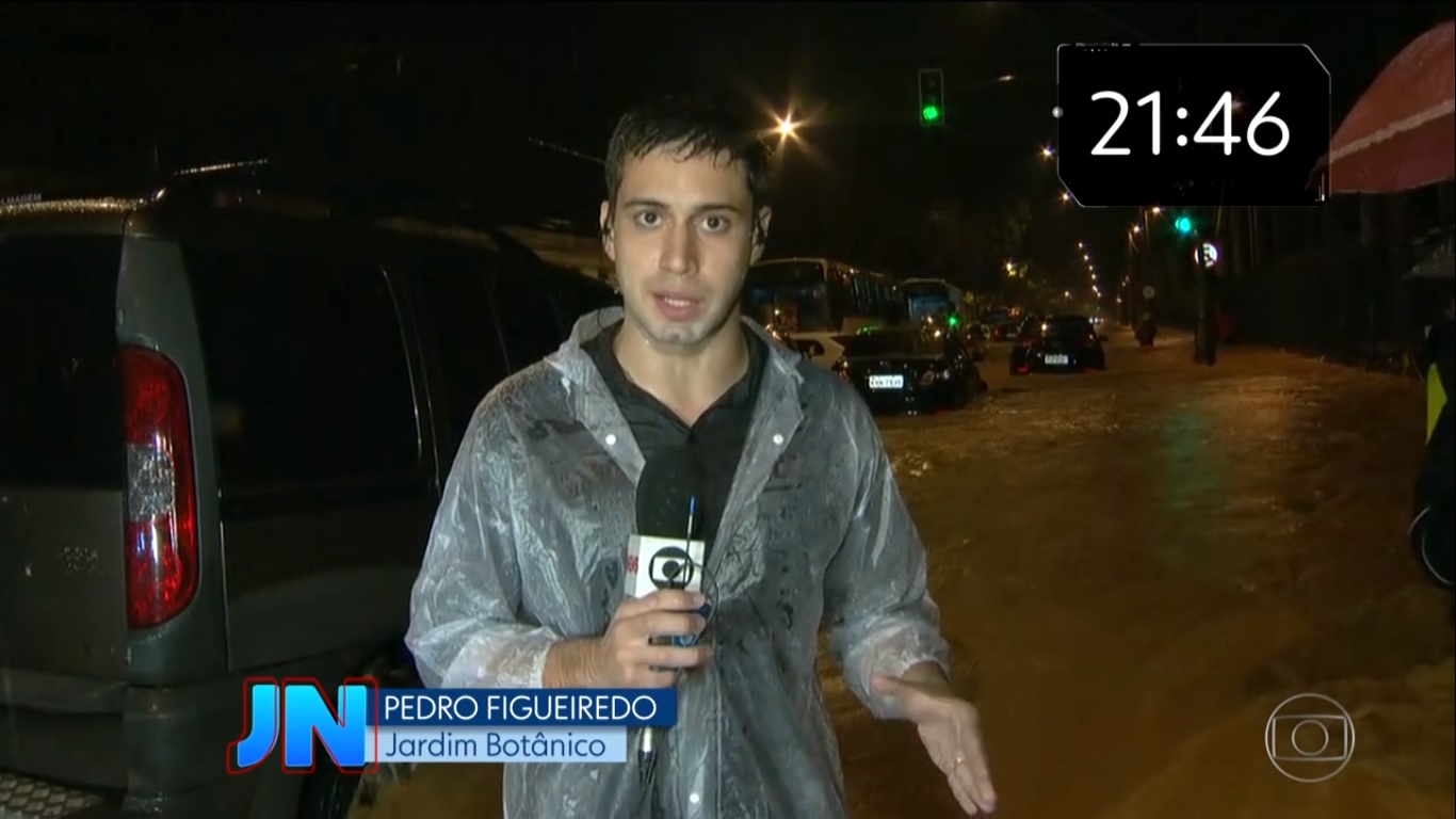Pedro Figueiredo, repórter da Globo durante a cobertura das chuvas do Rio de Janeiro