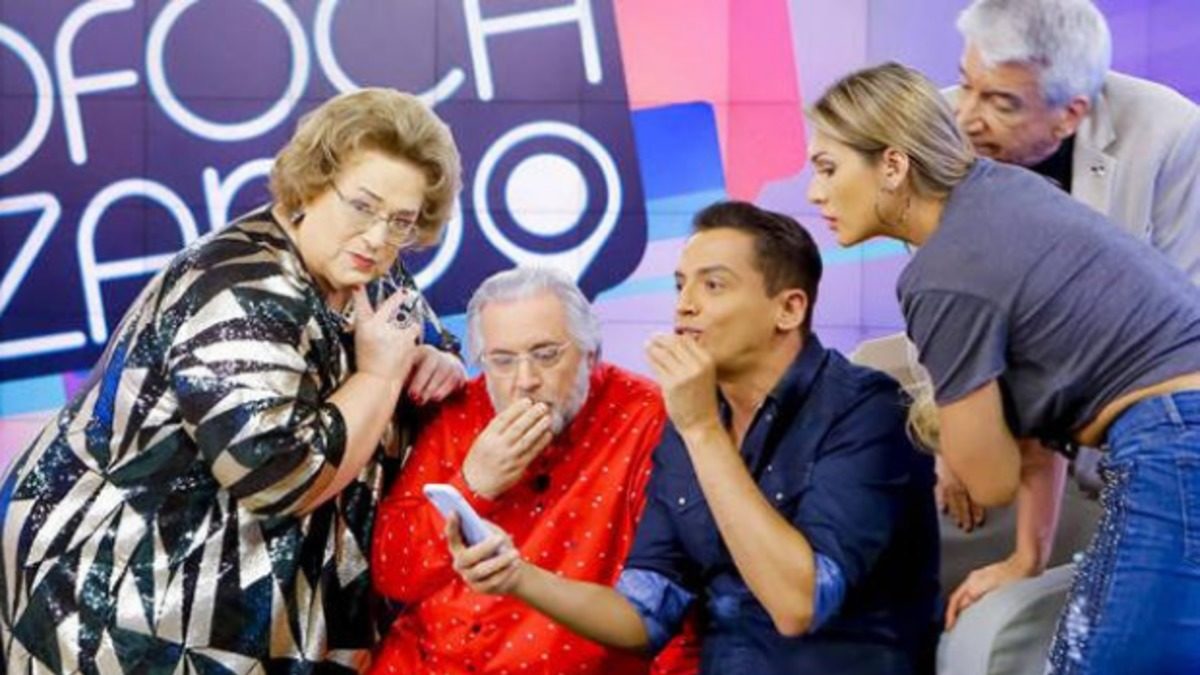 Mamma Bruschetta, Leão Lobo, Leo Dias, Décio Piccinini e Lívia Andrade, apresentadores do Fofocalizando