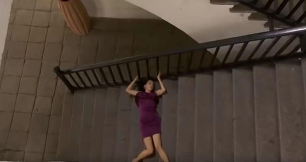 Cinthia cai da escada e a vida do seu bebê corre risco (Reprodução: Youtube)