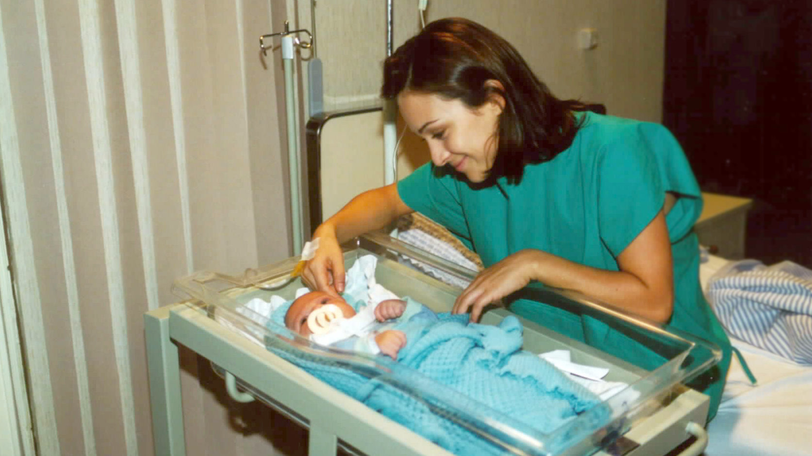Eduarda (Gabriela Duarte) Com bebê na maternidade em Por Amor