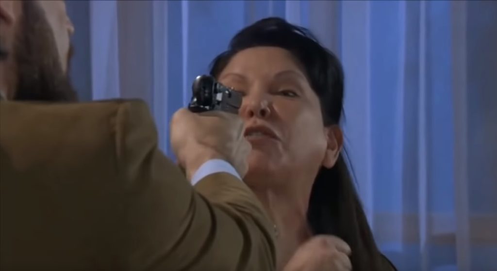 Bruno atira em Rosaura após descobrir que ela estava roubando Cinthia 