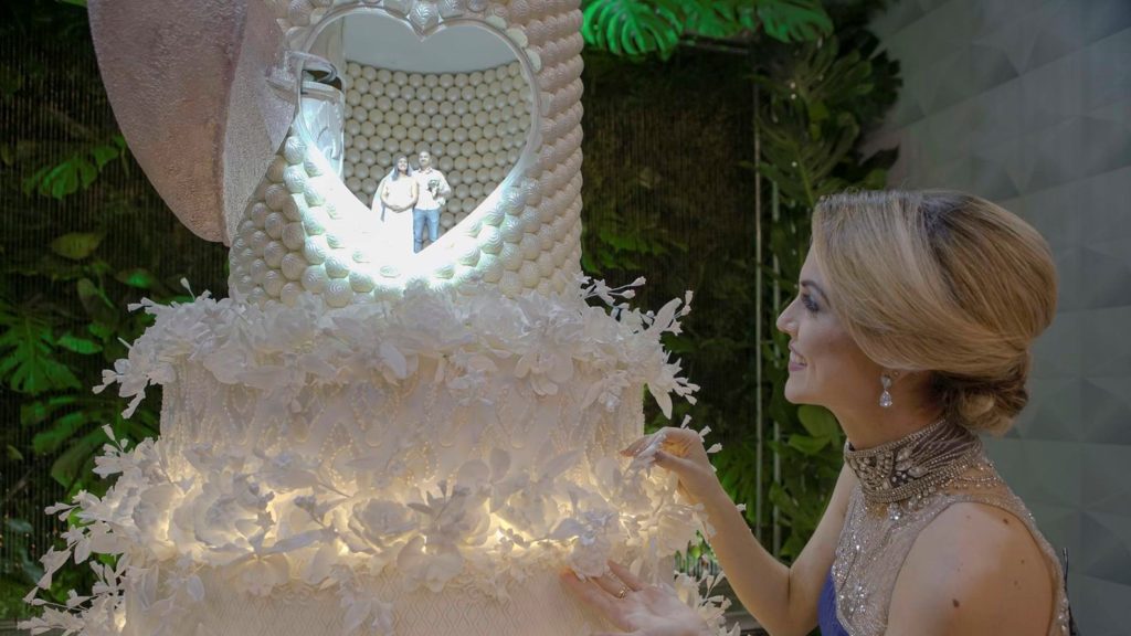 Beca Milano checando bolo do Fábrica de Casamentos