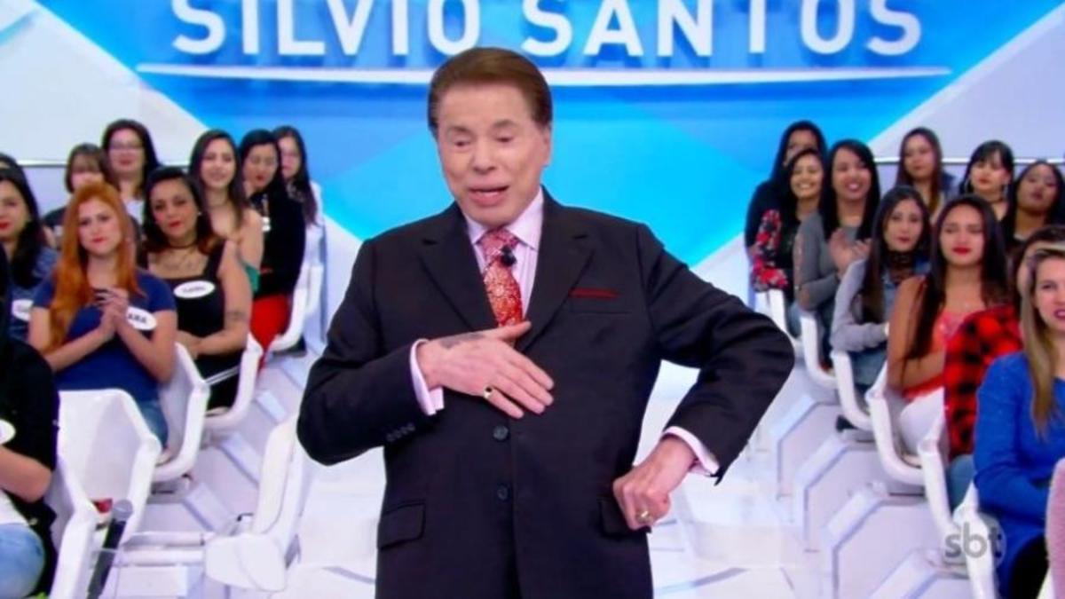 Silvio Santos aparece com mancha na mão em seu programa