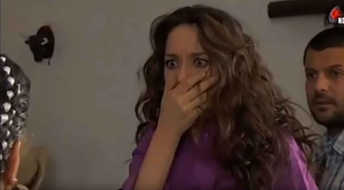 Cíntia leva bofetada de Maria ao ser flagrada com Elías em A Que Não Podia Amar (Reprodução: Televisa S.A)