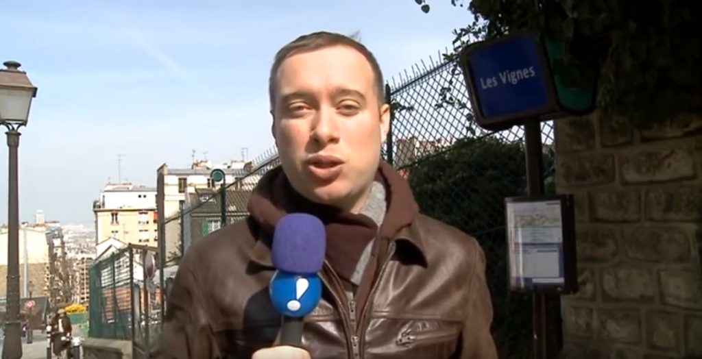 Franz Vacek como correspondente internacional da RedeTV!, em Paris, na França (Reprodução: RedeTV!)