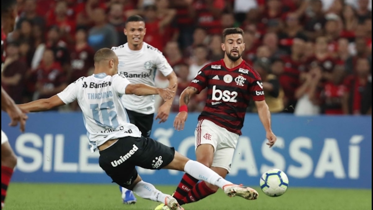 Grêmio e Flamengo jogando no Brasileiro: se ganharem Libertadores, um dos clubes irão para o Mundial do Clubes (Divulgação)
