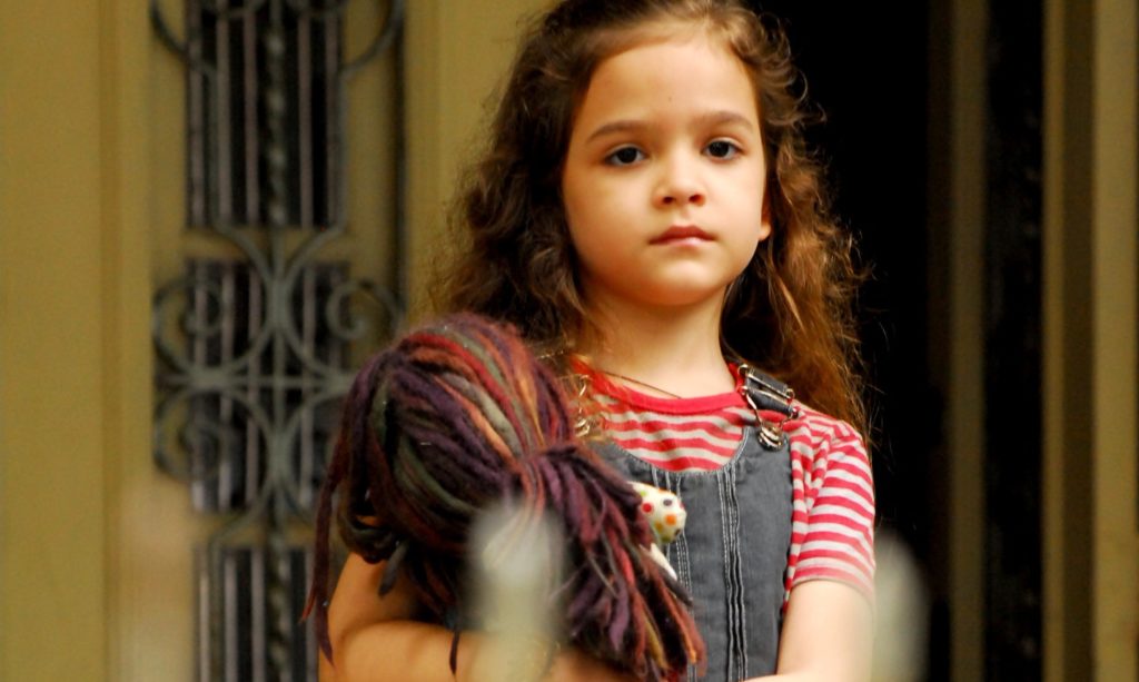 Mel Maia interpreta Rita em Avenida Brasil.