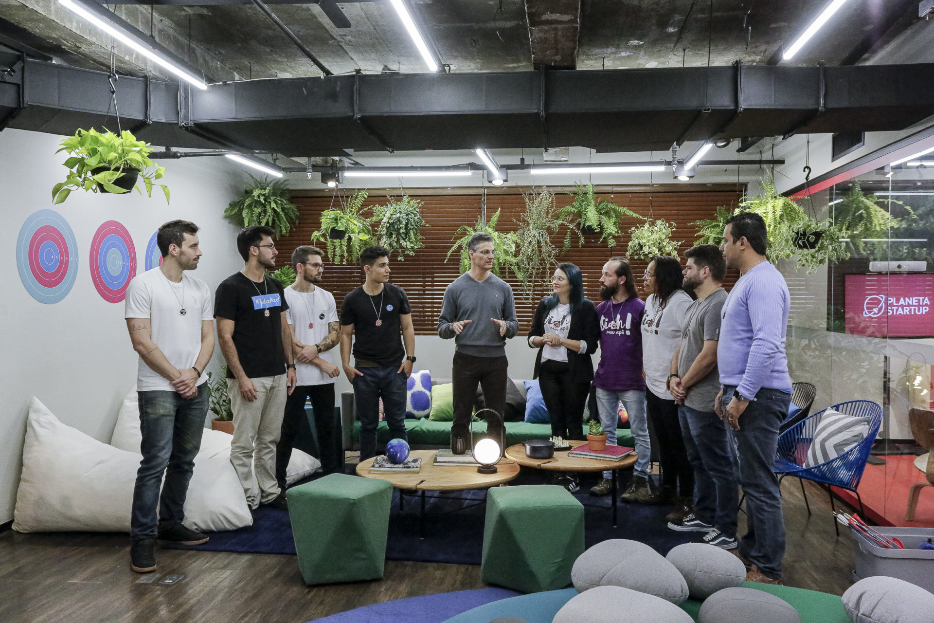 Fernando Seabra conversa com os membros das startups Ufrilla, Oiah Meu Apê e B3Z.