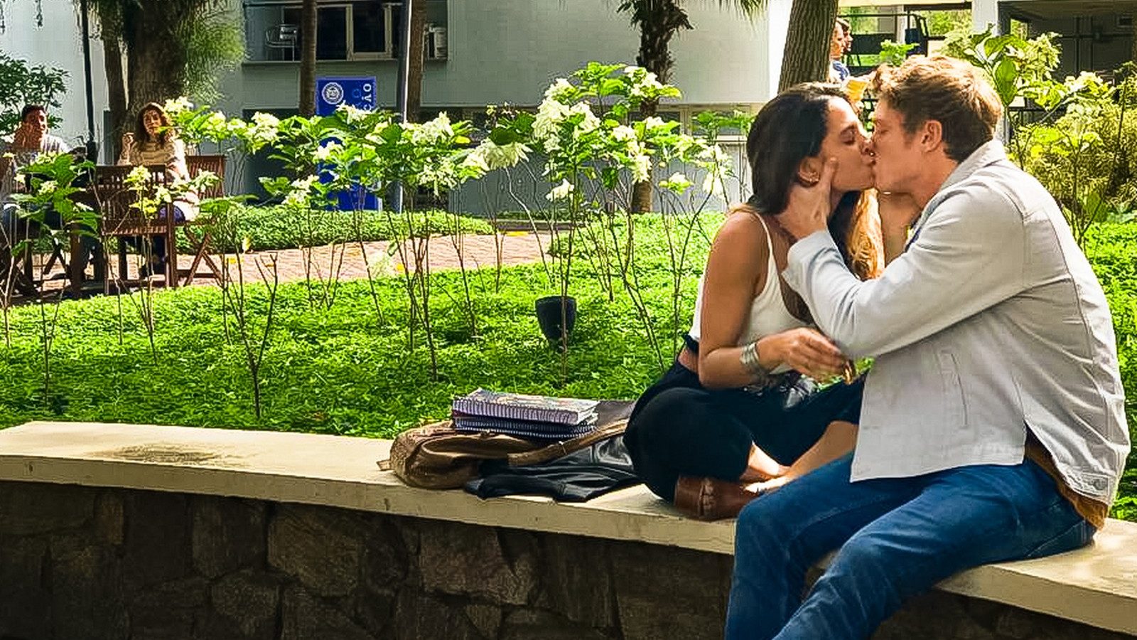 Leila (Jade Cardozo) e Filipe (Pedro Novaes) se beijam em Malhação (Divulgação / Globo)