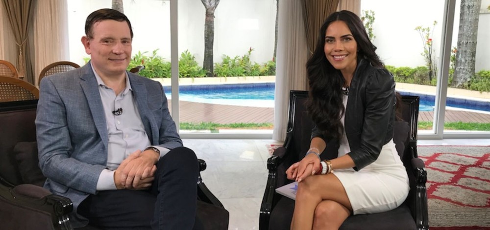 Daniela Albuquerque recebe Roberto Cabrini no Sensacional (Divulgação / RedeTV!)