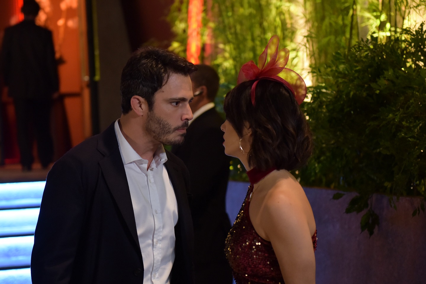 Tobias (Thiago Rodrigues) discutindo com Donatella (Stephany Brito) em Amor Sem Igual