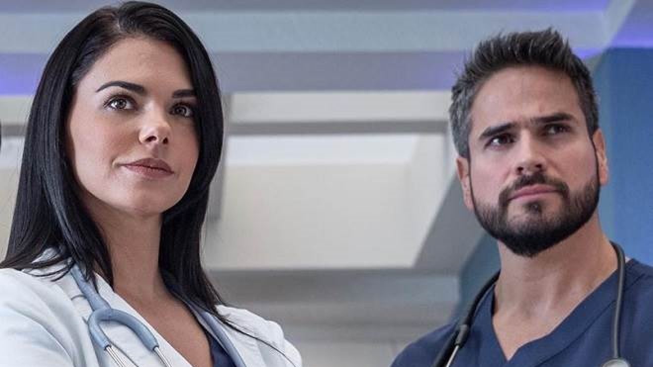 Livia Brito e Daniel Arenas são os protagonistas de Médicos: Línea de Vida (Divulgação / Televisa)