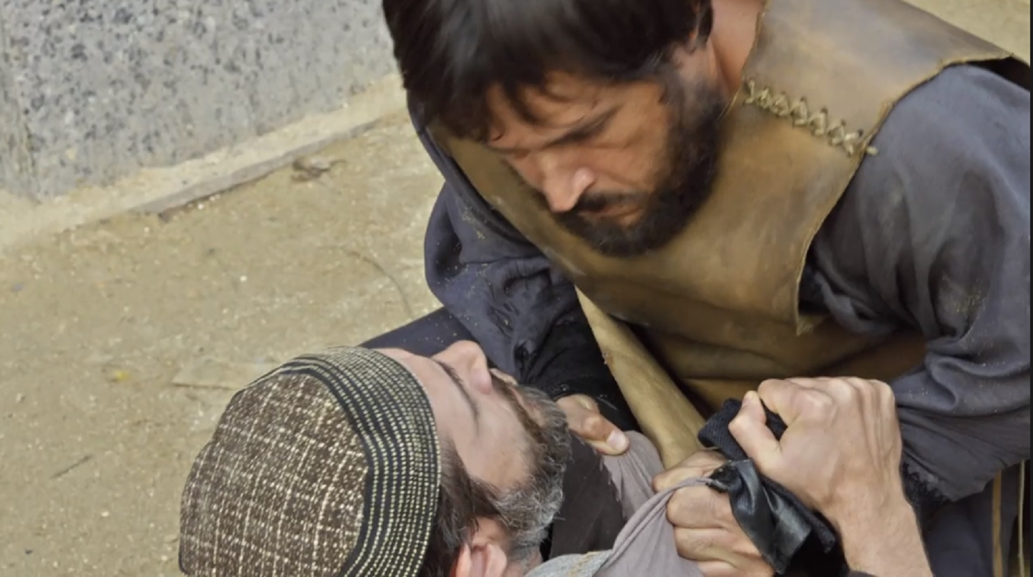 Absalom (Roger Gobeth) agride Levi (Rafael Sieg) em O Rico e Lázaro