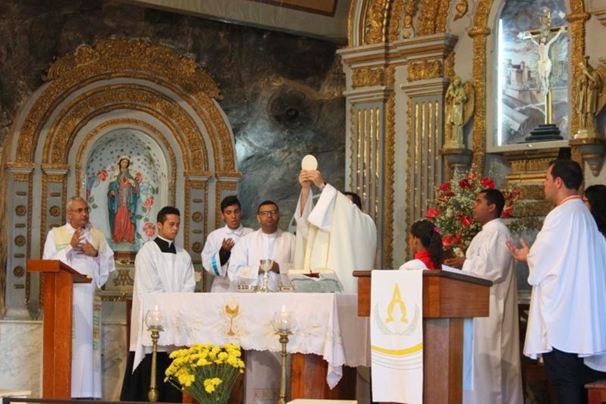 Canais católicos exibem missas em suas programações