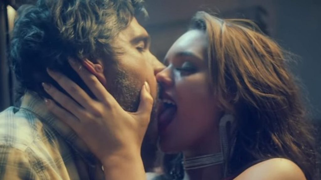 Leo Chaves e Rafa Kalimann se beijam no clipe 'Jéssica'