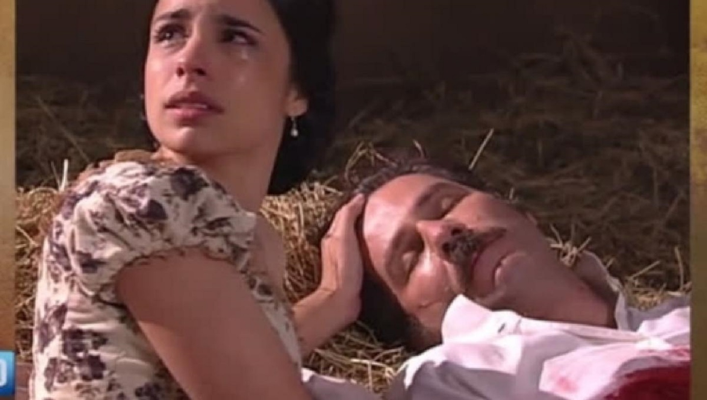Malvina (Maria Ribeiro) de frente a Leôncio (Leopoldo Pacheco) assassinado em A Escrava Isaura