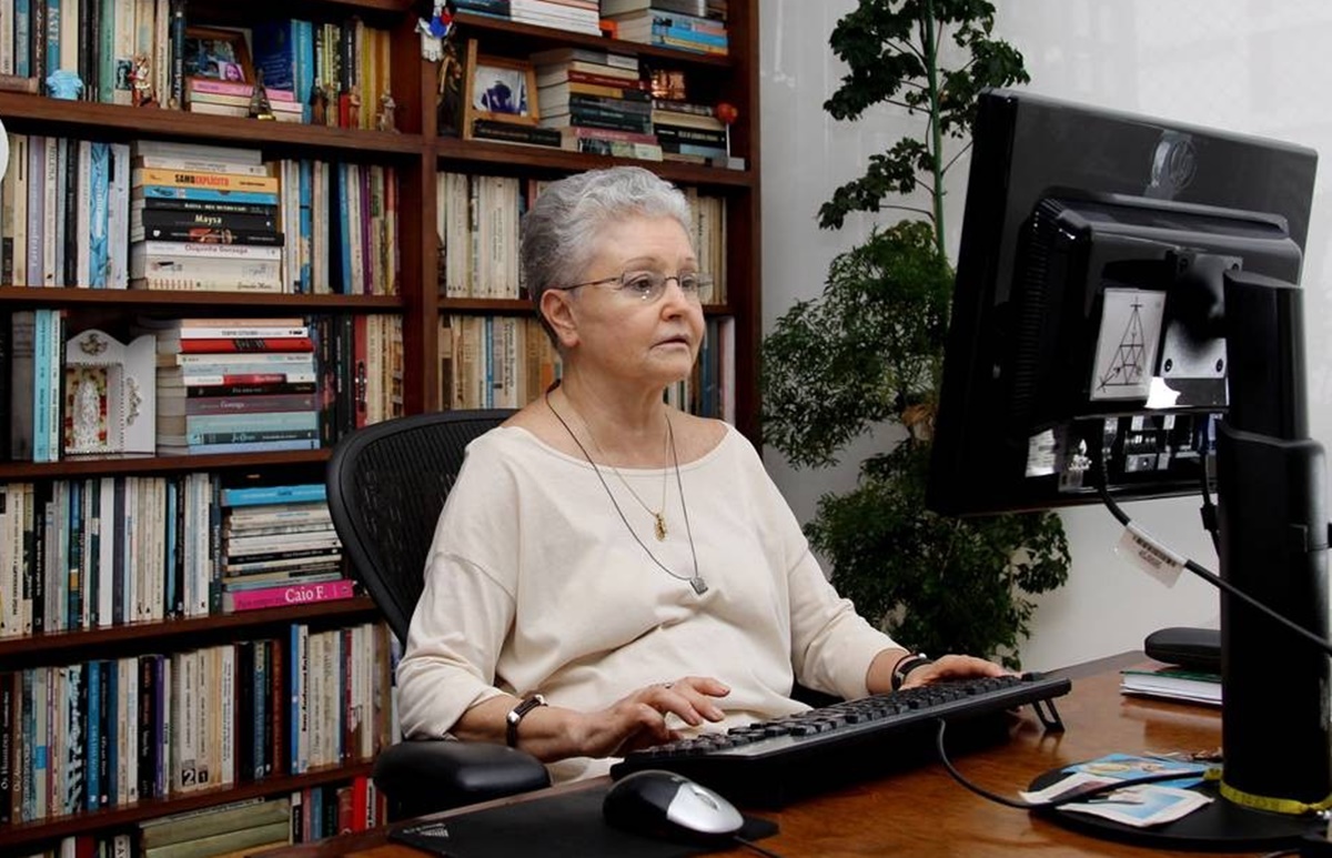 Maria Adelaide Amaral trabalha em seu escritório Foto: Fernando Donasci / Agência O Globo