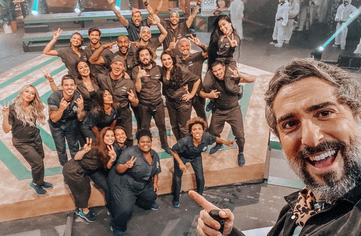 Marcos Mion publicou em suas redes sociais uma selfie reunindo todos os 20 participantes de A Fazenda 2020 (Reprodução / Instagram)