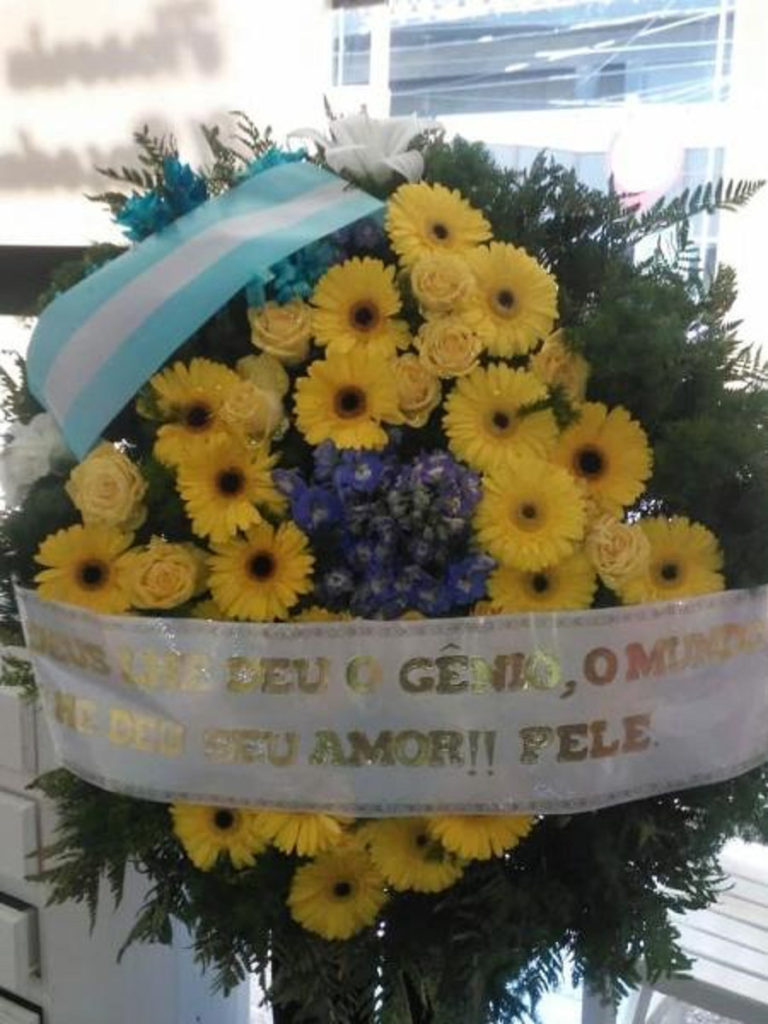 Coroa de velório enviada por Pelé por ocasião da morte de Diego Maradona