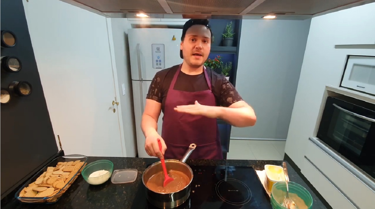 O chef Danilo Galhardo em seu canal no YouTube