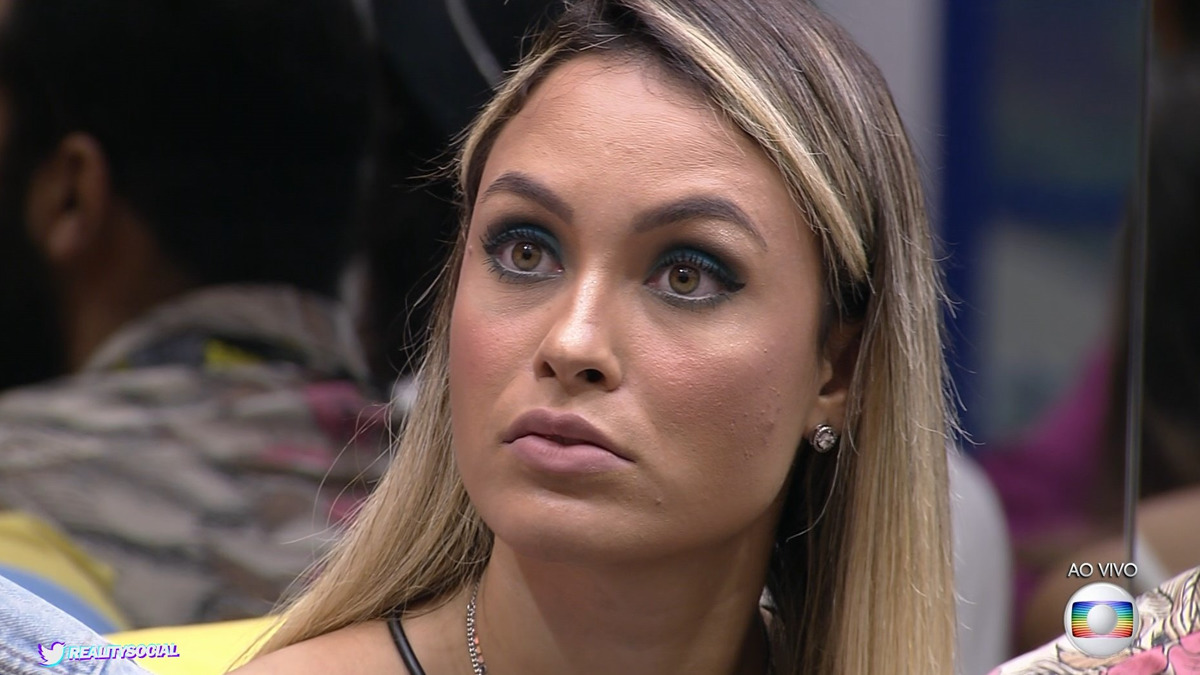 Sarah fica perplexa ao saber da situação da Covid-19 no Brasil (Reprodução/Globo)